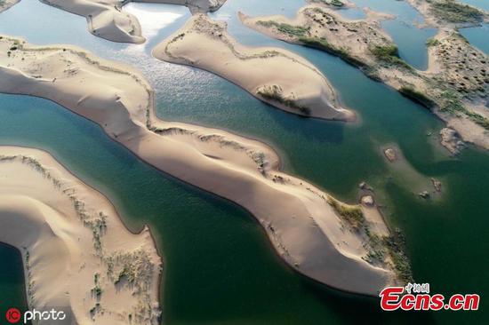 Wuhai Lake dotted with sand dunes 