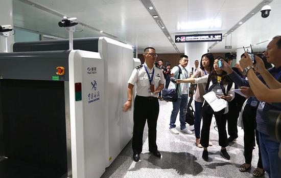 A customs inspector introduces inspection technologies at Beijing Daxing International Airport on Wednesday. (China Daily/Zou Hong)