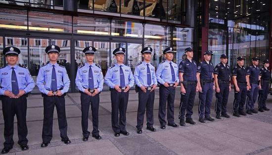 Chinese and Serbian police officers attend a launching ceremony of their first joint patrol in Belgrade, Serbia, Sept 18, 2019. (Photo by Nemanja Cabric/Xinhua)