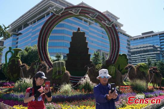 Floral designs boost festive atmosphere for National Day in Beijing