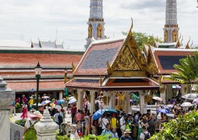 Chinese tourists visit The Grand Palace in Bangkok, Thailand. (File photo/China News Services)