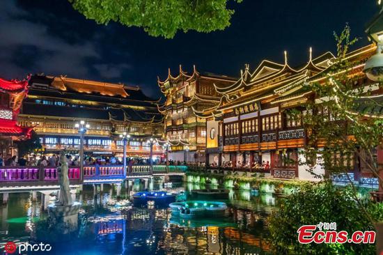 Yuyuan Garden Malls entertain at night