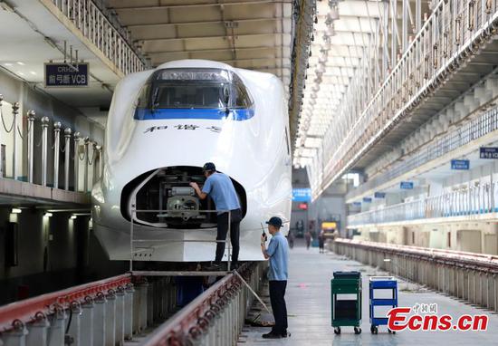 Train maintenance underway in Nanchang ahead of holiday travel peak  