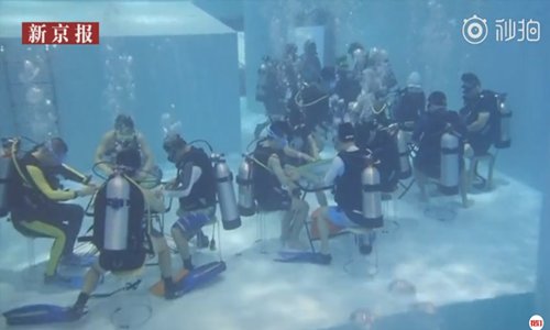 Scuba divers play underwater Mahjong in a swimming pool in Suzhou, East China's Jiangsu Province on Saturday. (Photo/Screenshot from a video posted by the Beijing News.)