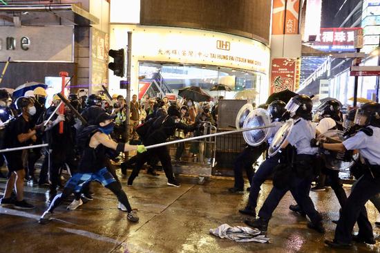 Radical protesters attack police officers in Tsuen Wan, in the western New Territories of South China's Hong Kong, Aug 25, 2019. (Photo/Xinhua)