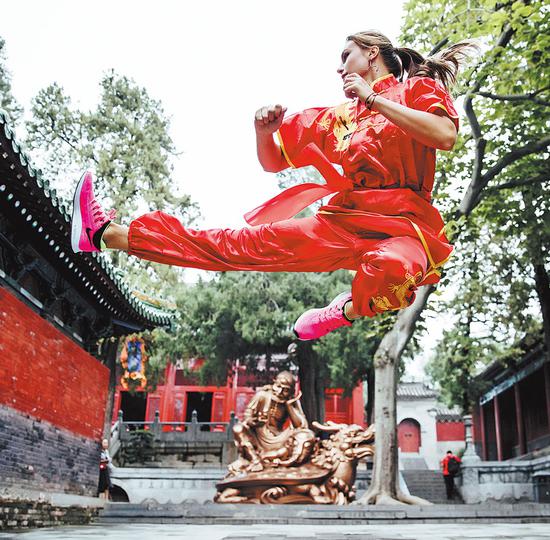 Aryna Sabalenka of Belarus shows off her wushu skills at Shaolin Temple in Henan province earlier this month. (Photo/ZHENGZHOU OPEN)