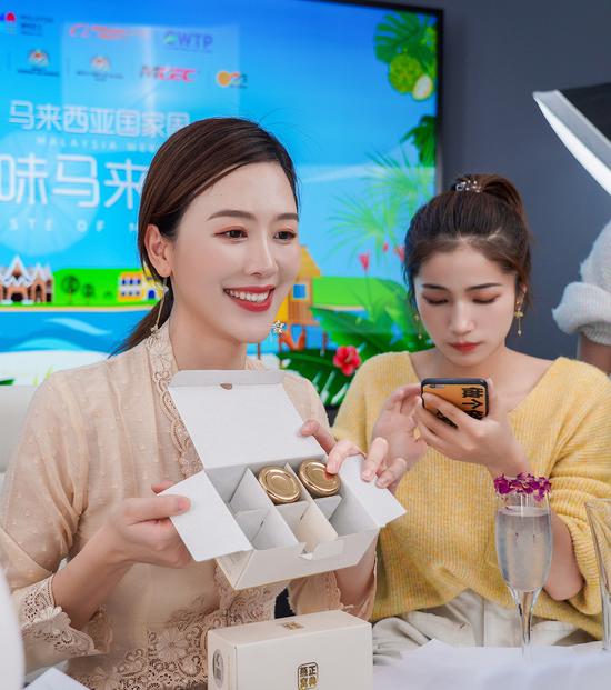 A Taobao livestream host promotes Malaysian products during Malaysia Week 2019. (Photo by Niu Jing/For China Daily)