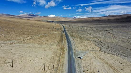 Aerial photo taken on June 14, 2019 shows the construction site of a highway linking Bulungkol with Kunjirap in northwest China's Xinjiang Uygur Autonomous Region. (Xinhua/Hu Huhu)