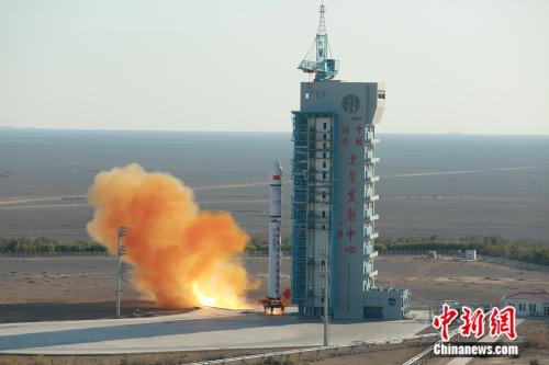 The Yunhai-1 02 satellite was launched on a Long March-2D carrier rocket at 8:54 a.m. Wednesday. (Photo: China News Service/Wang Mingyan)