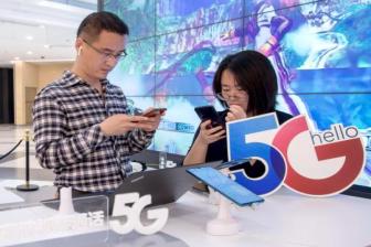 Consumers try out 5G smartphones at a shop in Shanghai. （Photo by Wang Gang/For China Daily）