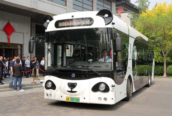 A road test of a smart Panda bus, which uses a combination of AI technologies including computer vision, biometrics, autonomous driving and voice recognition, was conducted in Tianjin in May. (Photo by Jia Chenglong/For China Daily)