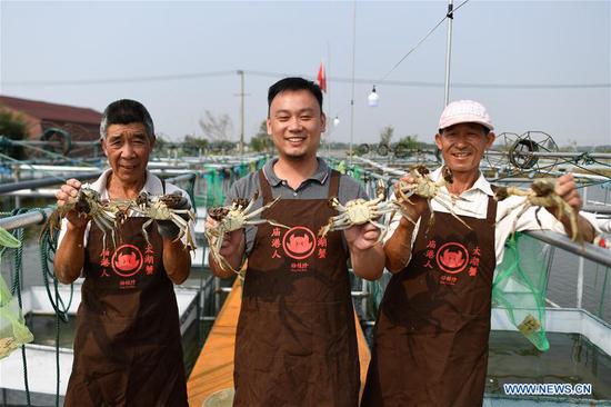 Farmers in China's Zhejiang busy in harvest season of Taihu Lake crab