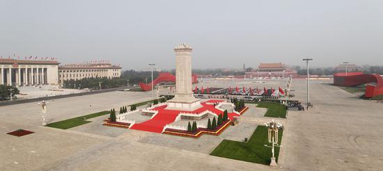 A ceremony presenting flower baskets to deceased national heroes on the Martyrs' Day is held at Tian'anmen Square in Beijing, capital of China, Sept. 30, 2019. (Xinhua/Liu Bin)