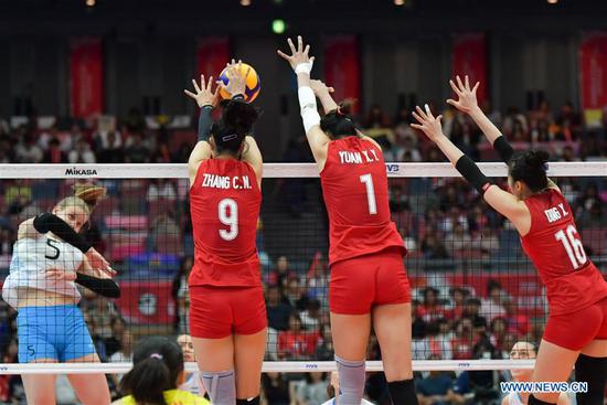 Zhang Changning (L), Yuan Xinyue (C) and Ding Xia (R) of China block during the Round Robin match between China and Argentina at the 2019 FIVB Women's World Cup in Osaka, Japan, Sept 29, 2019. [Photo/Xinhua]