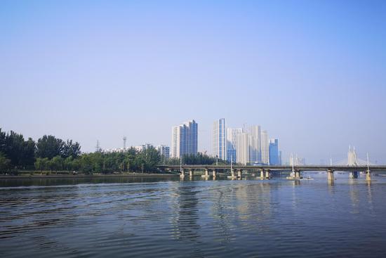 A view of the Tongzhou section of the Beijing-Hangzhou Grand Canal (Xinhua/Guan Guifeng)