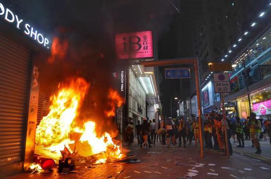 Rioters set fire at Causeway Bay, a commercial center in Hong Kong, south China, on Oct. 4, 2019. (Xinhua)