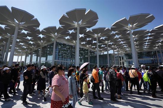 Tourists visit the International Pavilion of the International Horticultural Exhibition 2019 Beijing in Yanqing District of Beijing, capital of China, May 1, 2019. (Xinhua photo)