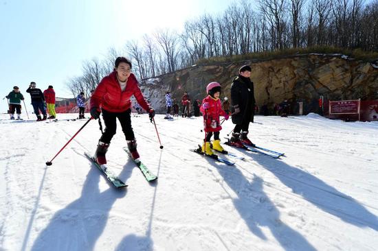 Winter sports enthusiasts practice skiing at a resort in Baokang county, Hubei province. (YANG TAO/FOR CHINA DAILY)