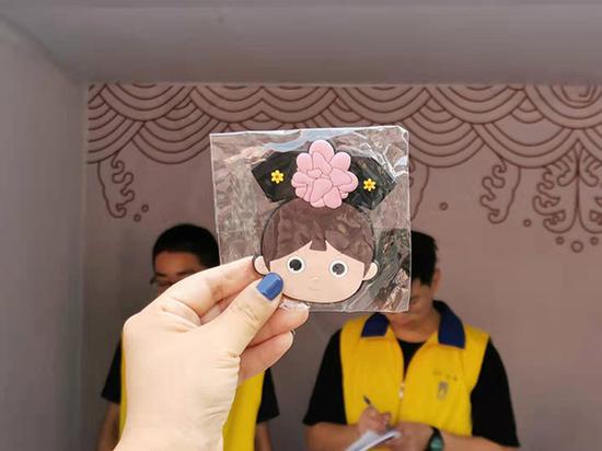 Cultural souvenirs inspired by the Summer Palace are being sold at a fair in Beijing. (Photo by Wang Kaihao/China Daily)