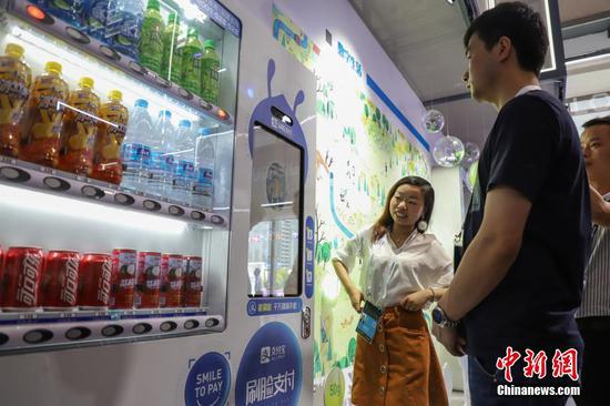 A man experiences facial recognition-based payment at China International Big Data Industry Expo held in Guiyang in May, 2019. (Photo/China News Service)