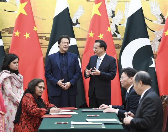 Chinese Premier Li Keqiang and visiting Pakistani Prime Minister Imran Khan witness the signing of a series of cooperation documents after their talks, Beijing, October 8, 2019. /Xinhua Photo