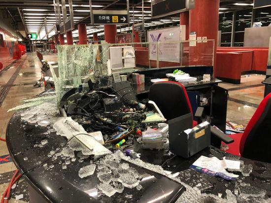 Photo shows an info counter at a MTR station smashed by rioters in south China's Hong Kong. (Photo courtesy of MTR)
