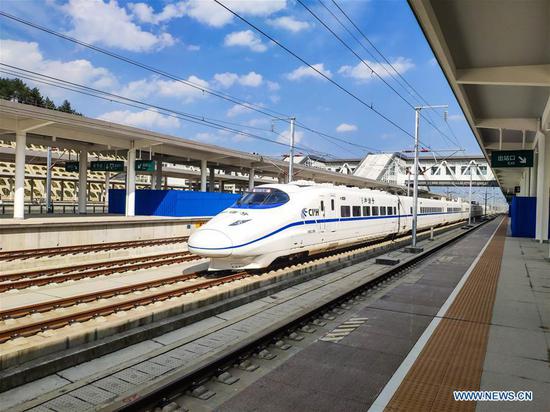 A bullet train passes Bijie Railway Station during a test run on the Xingwen-Guiyang section of the Chengdu-Guiyang railway in southwest China's Guizhou Province, Oct. 9, 2019. (Xinhua/Tao Liang)