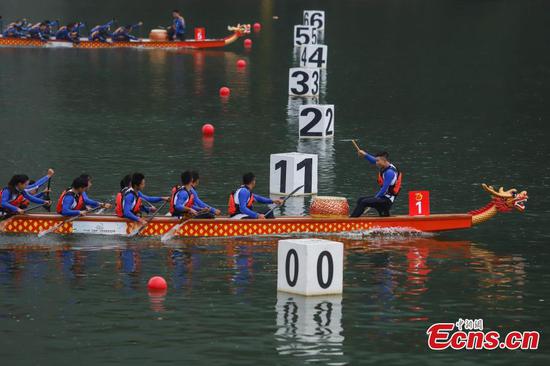 360 university students paddle in dragon boat race