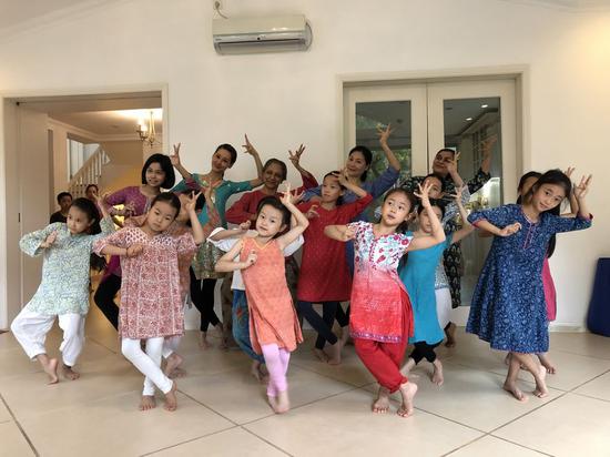 Chinese and Indian Bharatanatyam lovers dance in Beijing, Aug. 12, 2019. (Xinhua/Ma Zheng)