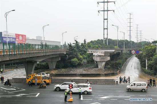 Xigang Road under collapsed overpass resumes traffic in Wuxi