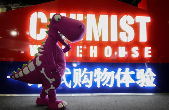 A mascot walks past an exhibition stand during the Alibaba E-Commerce Expo in Sydney, Australia, Aug. 30, 2019. (Xinhua/Bai Xuefei)