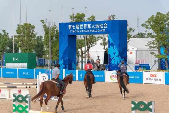 Competitors prepare for the equestrian event of the Military World Games in Wuhan, Hubei Province, Oct. 14. (Photo provided to chinadaily.com.cn)