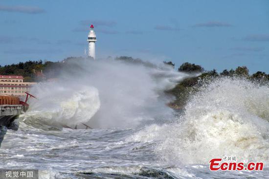 Sea wave strikes eastern China coast