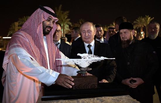 Russian President Vladimir Putin presents a gift made of mammoth tusk to Saudi Arabia's Crown Prince Mohammed bin Salman as head of the Chechen Republic Ramzan Kadyrov looks on in Riyadh, Saudi Arabia, October 14, 2019. (Photo/Agencies)