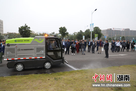 An electric cleaning robot developed by Zoomlion Environment Industry Co Ltd demonstrates road washing and rinsing, in Changsha, Hunan province, on Oct 15, 2019. [Photo/www.chinanews.com]