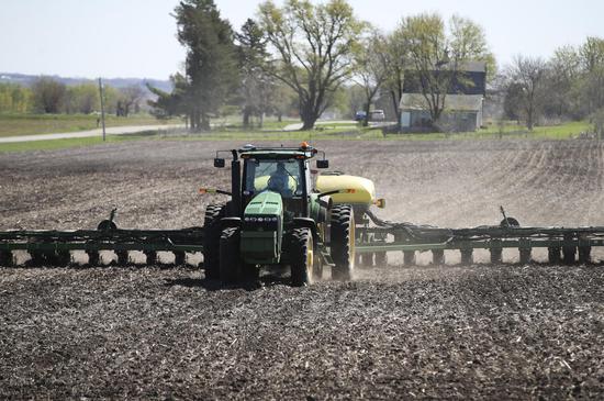 Grant Kimberley, a sixth-generation soybean farmer and marketing director of the Iowa Soybean Association, operates a seeding machine at his family farm in Maxwell, Iowa, the United States, April 26, 2019. (Xinhua/Wang Ying)