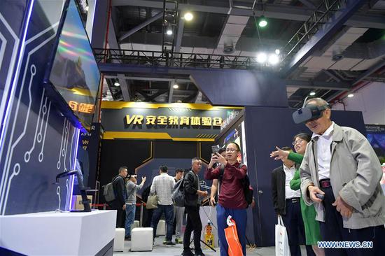 A visitor experiences the virtual reality (VR) device during the 2019 World Conference on VR Industry in Nanchang, capital of east China's Jiangxi Province, Oct. 19, 2019.  (Xinhua/Peng Zhaozhi)