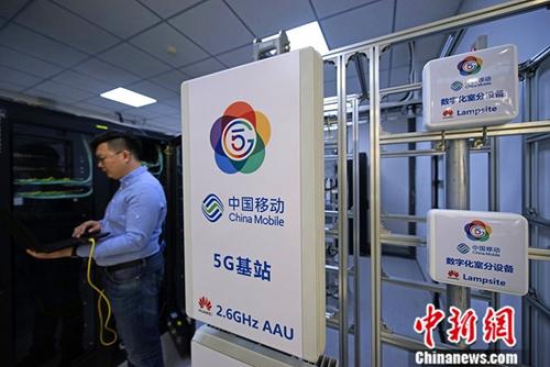 A China Mobile staff member tests in a 5G station installed in Tianjin. (Photo/China News Service)