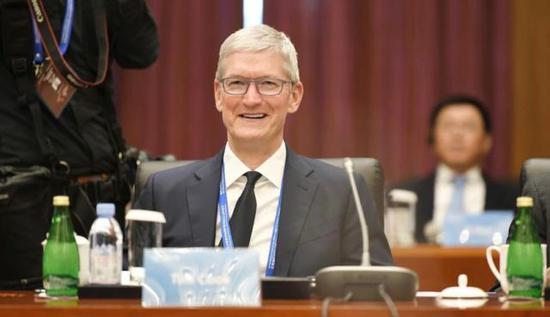 Apple CEO Tim Cook chairs the advisory board’s meeting at Tsinghua University's School of Economics and Management in Beijing on October 18, 2019. [Photo from WeChat account of Tsinghua University's School of Economics and Management]