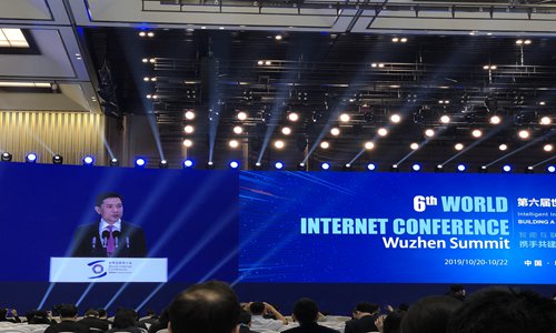 Robin Li Yanhong, co-founder and chief executive officer of Baidu, gives a keynote speech during the plenary session of the 6th World Internet Conference in the river town of Wuzhen, East China's Zhejiang Province on Sunday. (Photo: Zhang Hongpei/GT)