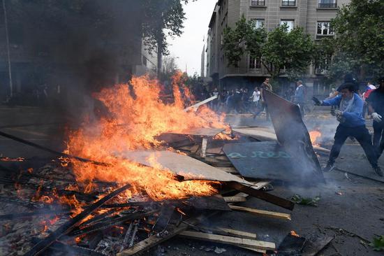 Protestors create a barricade during a demonstration against the rise in public transport prices, in Santiago, capital of Chile, on October 19, 2019. (Xinhua/Jorge Villegas)