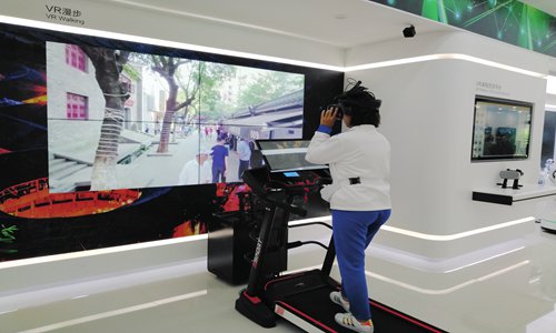 A visitor tries out VR walking in Nanchang, capital of East China's Jiangxi Province during the 2019 World Conference on VR Industry on Saturday. (Photo: Li Qiaoyi/GT)