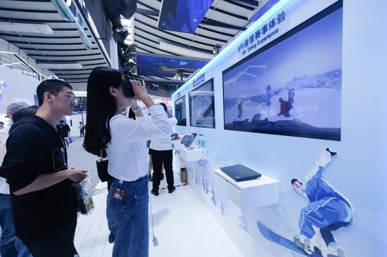 A visitor tries virtual skiing via a VR device at the Light of the Internet Expo Center in Wuzhen, east China's Zhejiang Province, Oct. 19, 2019. (Xinhua/Xu Yu)
