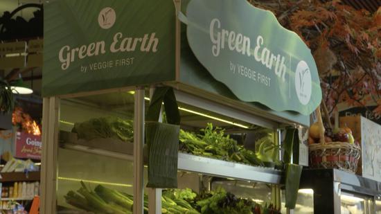 Banana leaves are used to replace plastic packaging in a supermarket in Thailand. (Photo/Screenshot on CGTN)