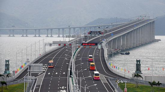 Vehicles run on the Hong Kong-Zhuhai-Macao Bridge, Oct. 24, 2018. (Xinhua/Liang Xu)