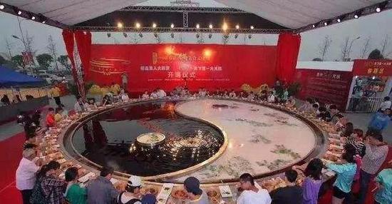 The world's largest hotpot from Dezhuang Restauran. (Photo/Chongqing Evening News)