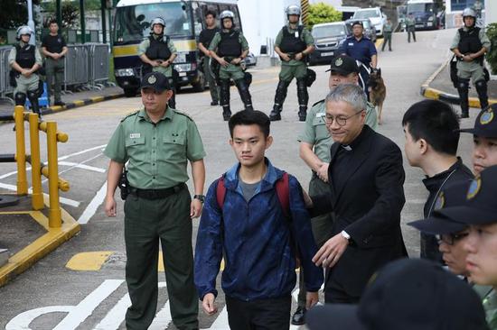 Chan Tong-kai, center, leaving Pik Uk Prison in the New Territories, Hong Kong, on Oct 23, 2019, after serving a 29-month jail term for money laundering. (PHOTO / CHINA DAILY)