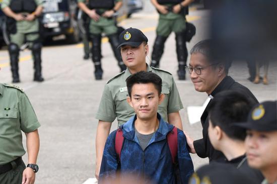 Chan Tong-kai (C), the suspect of a homicide case in China's Taiwan, was released from jail in Hong Kong, south China, on Oct. 23, 2019, after serving prison term for money laundering. (Xinhua)