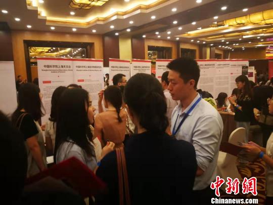 Overseas returnees are seen at a job fair in Shanghai on August 10, 2019. (File photo/China News Service)