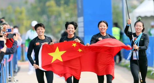 Lu Pinpin (from left), Wang Tanglin, Guan Chaonan and Sun Hongyan celebrate after winning the obstacle relay at the 7th Military World Games in Wuhan, Hubei province on Thursday. （HOU JUN/XINHUA）